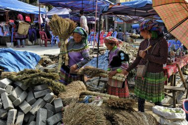 Bac Ha, Vietnam - 26 Ağustos: 26 Ağustos 2018'de Bakü Ha, Vietnam'da pazarda geleneksel süpürge satan kadınlar.