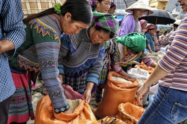 Bac Ha, Vietnam - 26 Ağustos: Hmong Etnik Azınlık Halkının tanımlanamayan kadınları 26 Ağustos 2018'de Pazar pazarında pirinç ve mısır satan Bac Ha, Vietnam.