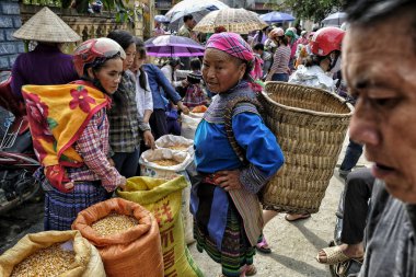 Bac Ha, Vietnam - 26 Ağustos: Hmong Etnik Azınlık Halkının tanımlanamayan kadınları 26 Ağustos 2018'de Pazar pazarında pirinç ve mısır satan Bac Ha, Vietnam.