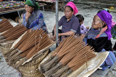 Bac Ha, Vietnam - 26 Ağustos: 26 Ağustos 2018 pazar pazarında tütsü satan kimliği belirsiz kadın Bac Ha, Vietnam.