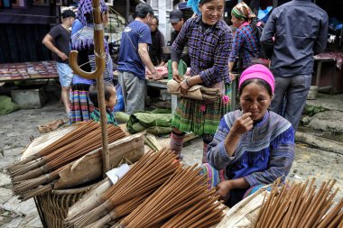 Bac Ha, Vietnam - 26 Ağustos: 26 Ağustos 2018 pazar pazarında tütsü satan kimliği belirsiz kadın Bac Ha, Vietnam.