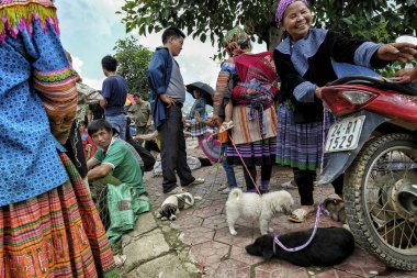 Bac ha, Vietnam-Ağustos 26, 2018: tanımlanamayan insanlar satın alma ve Pazar pazarında köpekler satış 26 Ağustos, 2018 Bac ha, Vietnam.