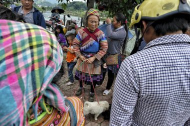 Bac ha, Vietnam-Ağustos 26, 2018: tanımlanamayan insanlar satın alma ve Pazar pazarında köpekler satış 26 Ağustos, 2018 Bac ha, Vietnam.