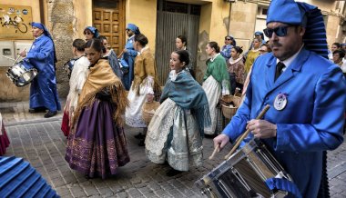 Alcaniz, Teruel, İspanya - 30 Mart: Paskalya haftası kutlamaları, davul sesi Mart'ta Aragon Bölgesi'nin güneyinde bu köylerin her köşesinde duyulabilir 30, 2018 Teruel, İspanya.