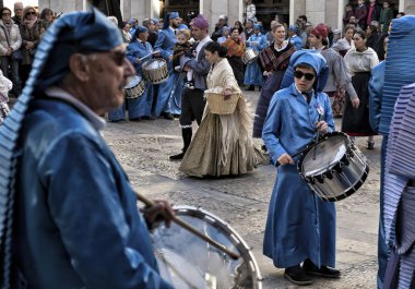 Alcaniz, Teruel, İspanya - 30 Mart: Paskalya haftası kutlamaları, davul sesi Mart'ta Aragon Bölgesi'nin güneyinde bu köylerin her köşesinde duyulabilir 30, 2018 Teruel, İspanya.