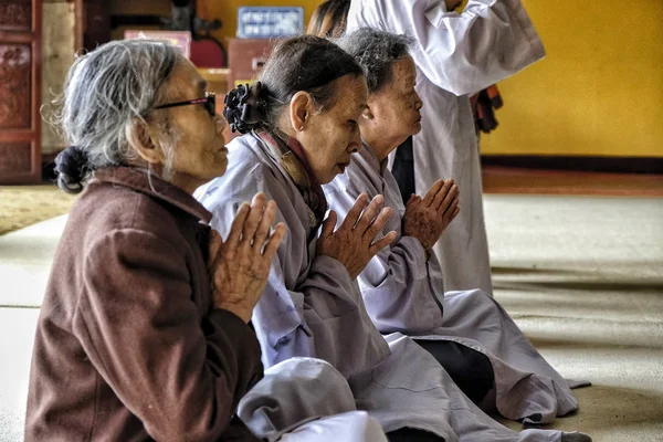 Dalat Vietnam Agosto Gente Reza Pagoda Chua Linh Quang Agosto — Foto de Stock