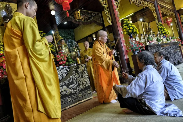 Dalat Vietnam Agosto Gente Reza Pagoda Chua Linh Quang Agosto —  Fotos de Stock