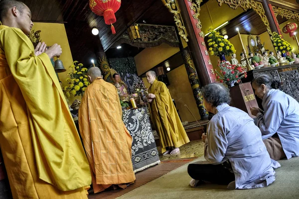 Dalat Vietnam Agosto Gente Reza Pagoda Chua Linh Quang Agosto —  Fotos de Stock