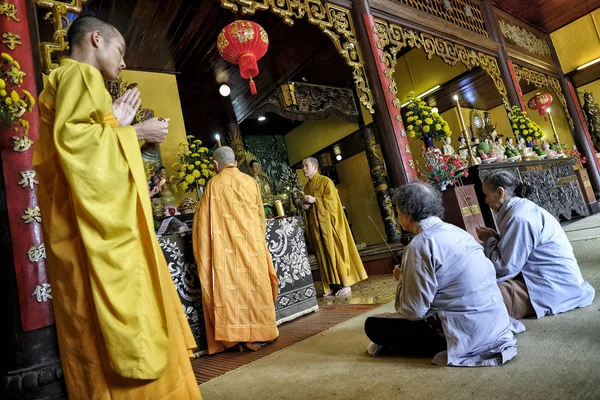 Dalat Vietnam Agosto Gente Reza Pagoda Chua Linh Quang Agosto — Foto de Stock