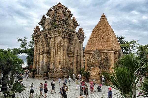 Nha Trang Wietnam Sierpnia Turyści Odwiedzający Nagar Szat Wieże Sierpnia — Zdjęcie stockowe