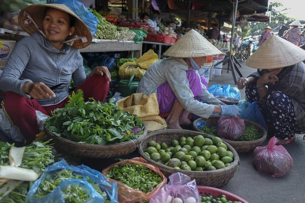 Hoi Wietnam Sierpnia Sprzedawcy Owoców Warzyw Rynku Sierpnia 2018 Hoi — Zdjęcie stockowe