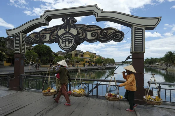 Hoi Wietnam Sierpnia Most Thu Bon Rzeki Turystami Ludzi Domowych — Zdjęcie stockowe
