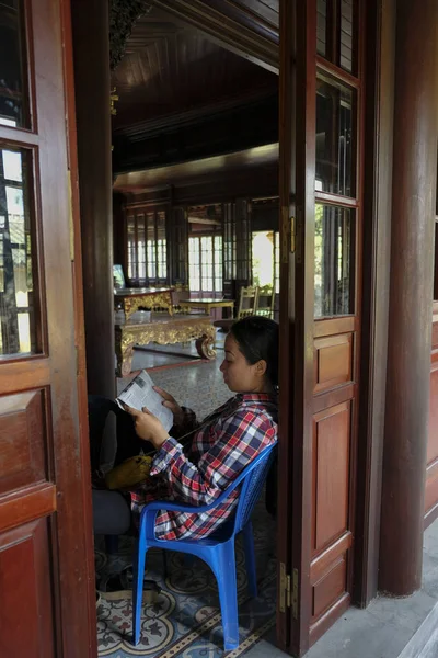 Hue Vietnam Agosto Mujer Vietnamita Leyendo Periódico Ciudad Imperial Agosto — Foto de Stock