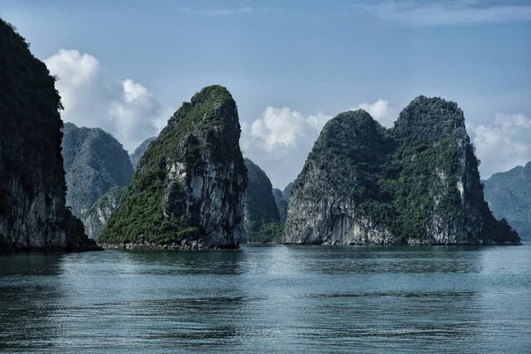 Krasowy Krajobraz Przez Halong Bay Wietnamie — Zdjęcie stockowe