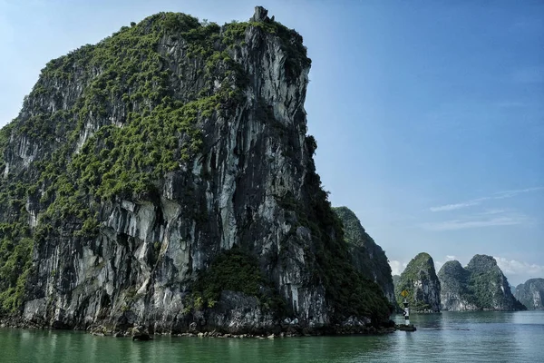 Krasowy Krajobraz Przez Halong Bay Wietnamie — Zdjęcie stockowe