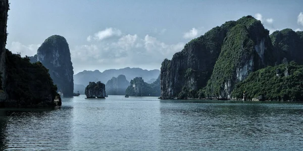 Krasowy Krajobraz Przez Halong Bay Wietnamie — Zdjęcie stockowe