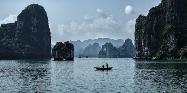 Krasowy Krajobraz Przez Halong Bay Wietnamie — Zdjęcie stockowe