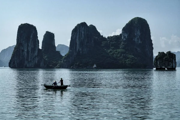 Krasowy Krajobraz Przez Halong Bay Wietnamie — Zdjęcie stockowe