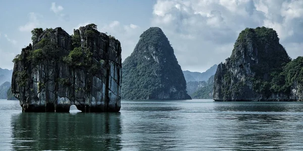 Krasowy Krajobraz Przez Halong Bay Wietnamie — Zdjęcie stockowe