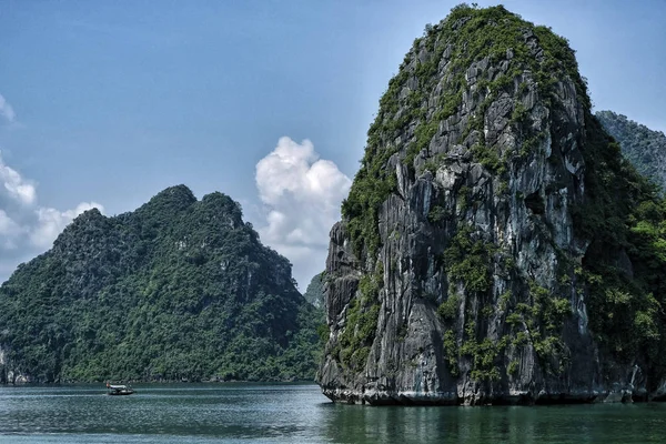 Krasowy Krajobraz Przez Halong Bay Wietnamie — Zdjęcie stockowe