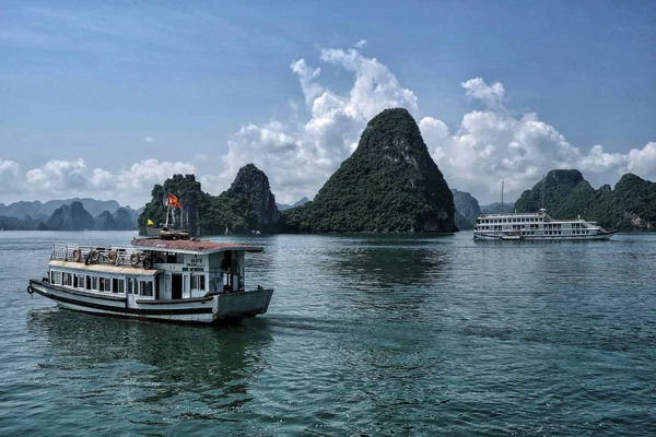 Halong Wietnam Sierpnia Turyści Odwiedzający Halong Bay Łodzią Dniu Sierpnia — Zdjęcie stockowe