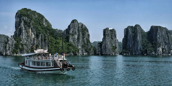 Halong Vietnam Agosto Los Turistas Que Visitan Bahía Halong Barco —  Fotos de Stock