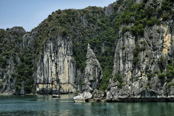 Krasowy Krajobraz Przez Halong Bay Wietnamie — Zdjęcie stockowe