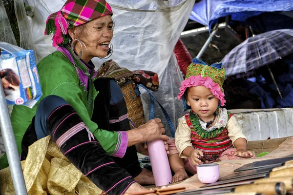 Sapa Vietnam Augustus Hmong Vrouwen Die Messen Verkopen Markt Augustus — Stockfoto