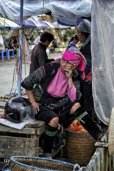 Sapa Vietnam Agosto Mujeres Hmong Vendiendo Cuchillos Mercado Agosto 2018 — Foto de Stock