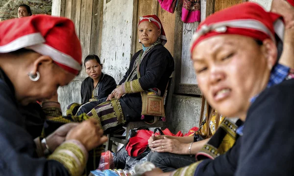 Phin Vietnam Agosto Donne Red Dao Cuciono Nel Villaggio Agosto — Foto Stock