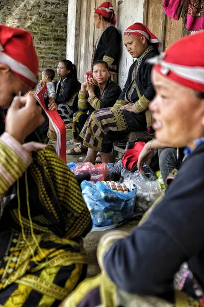 Phin Vietnam Agosto Donne Red Dao Cuciono Nel Villaggio Agosto — Foto Stock