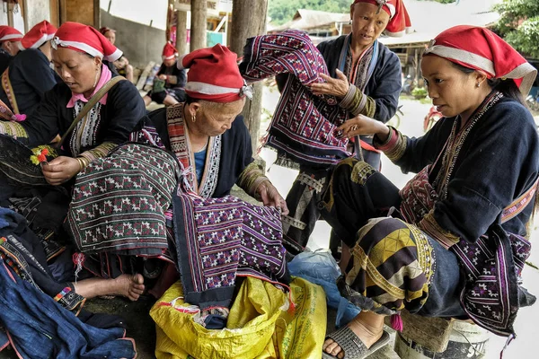 Φιν Βιετνάμ Αυγούστου Red Dao Γυναίκες Που Ράβοντας Στο Χωριό — Φωτογραφία Αρχείου