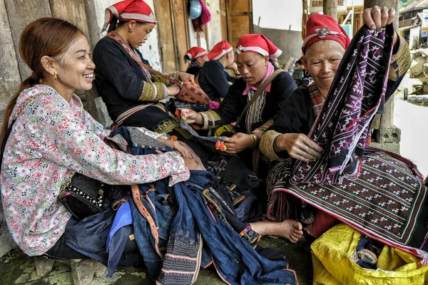 Phin Vietnam Agosto Mujeres Red Dao Cosiendo Aldea Agosto 2018 — Foto de Stock