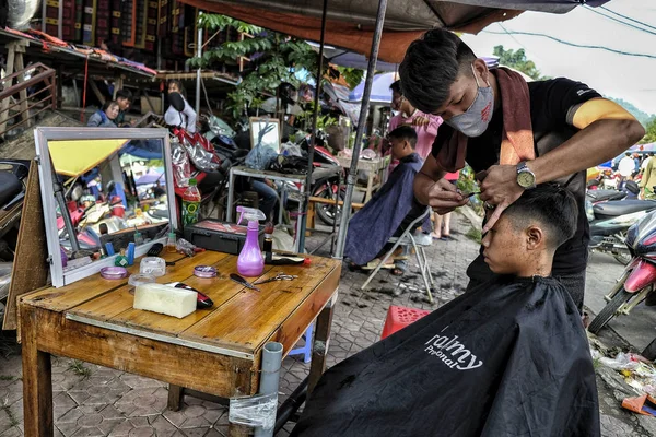 Bac Vietnam August Unidentified Barber Cutting Hair Customer Sunday Market — Stock Photo, Image