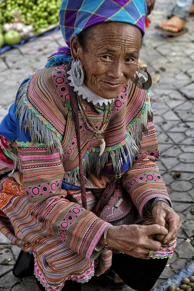 Bac Vietnam Augustus Bloem Hmong Minderheids Mensen Traditionele Jurk Genieten — Stockfoto
