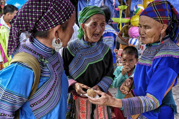 Бак Вьетнам Августа Женщины Продавцы Индейского Племени Хмонгов Местном Рынке — стоковое фото