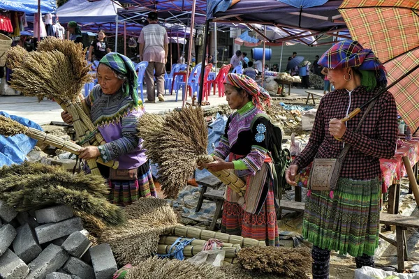 Bac Vietnam Agosto Mujeres Vendiendo Escobas Tradicionales Mercado Agosto 2018 —  Fotos de Stock