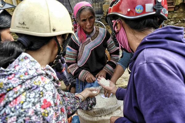 Bac Vietnam August Unidentified Women Hmong Ethnic Minority People Selling — Stock Photo, Image