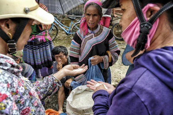 Bac Vietnam Agosto Mujeres Identificadas Minoría Étnica Hmong Venden Arroz — Foto de Stock