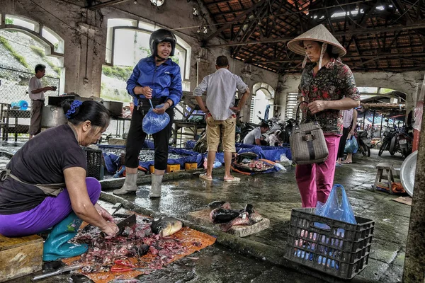 Bac Vietnam Augustus 2018 Ongeïdentificeerde Mensen Die Vis Kopen Verkopen — Stockfoto