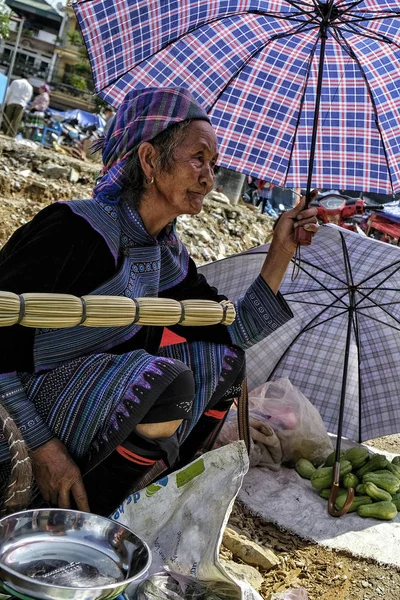 Bac Vietnam Augustus Hmong Vrouwen Met Traditionele Kleding Verkopen Groenten — Stockfoto