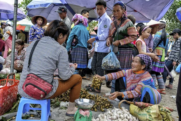 Bac Wietnam Sierpnia Kobiety Hmong Tradycyjną Sukienkę Sprzedaży Warzyw Rynku — Zdjęcie stockowe
