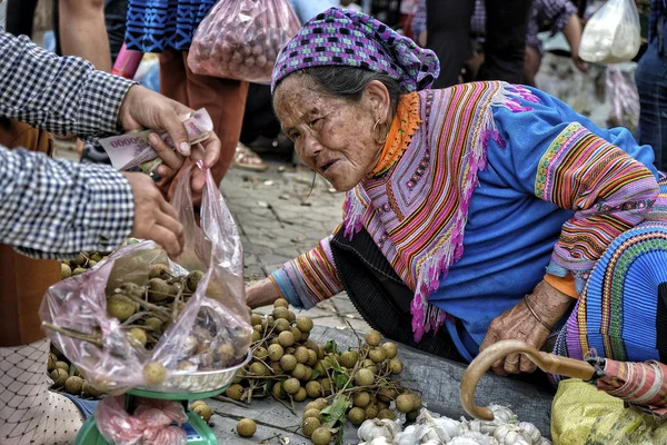 Bac Vietnam Agosto Mujeres Hmong Con Vestido Tradicional Vendiendo Verduras — Foto de Stock