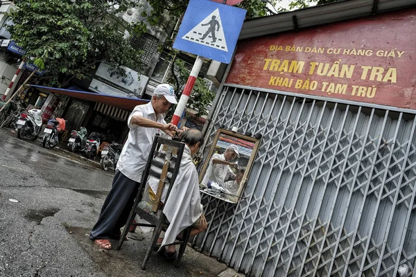 Hanoi Vietnam Srpna Holič Holení Muže Ulici 2018 Hanoi — Stock fotografie