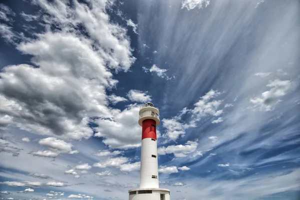 Farol Vermelho Branco Com Céu Com Nuvens Fundo — Fotografia de Stock