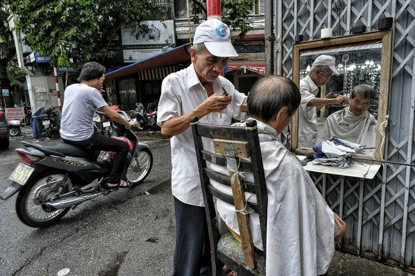 Hanoi Vietnam Agosto Barbiere Radere Uomo Strada Agosto 2018 Hanoi Immagine Stock