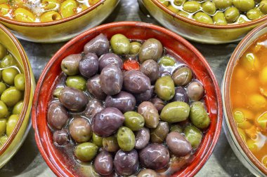 Otlar ile Marine zeytin.