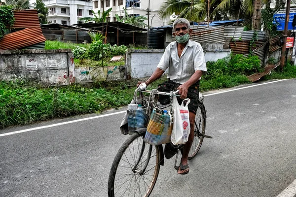 Kochi India Juni 2020 Mann Med Maske Syklende Nedover Gaten – stockfoto