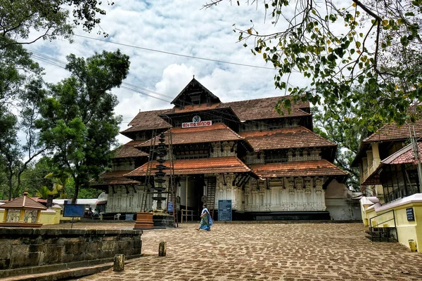 Thrissur India June 2020 Woman Walking Front Vadakkunnathan Temple June — Stock Photo, Image