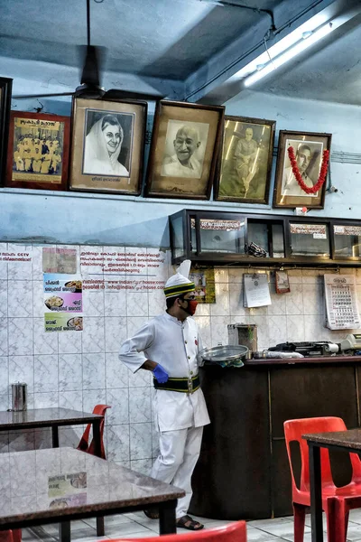 2020年6月 2020年6月 インド ケーララ州のThrissur Keralaで6月9日にマスクと手袋を着用したインドのコーヒーハウスでウェイター — ストック写真